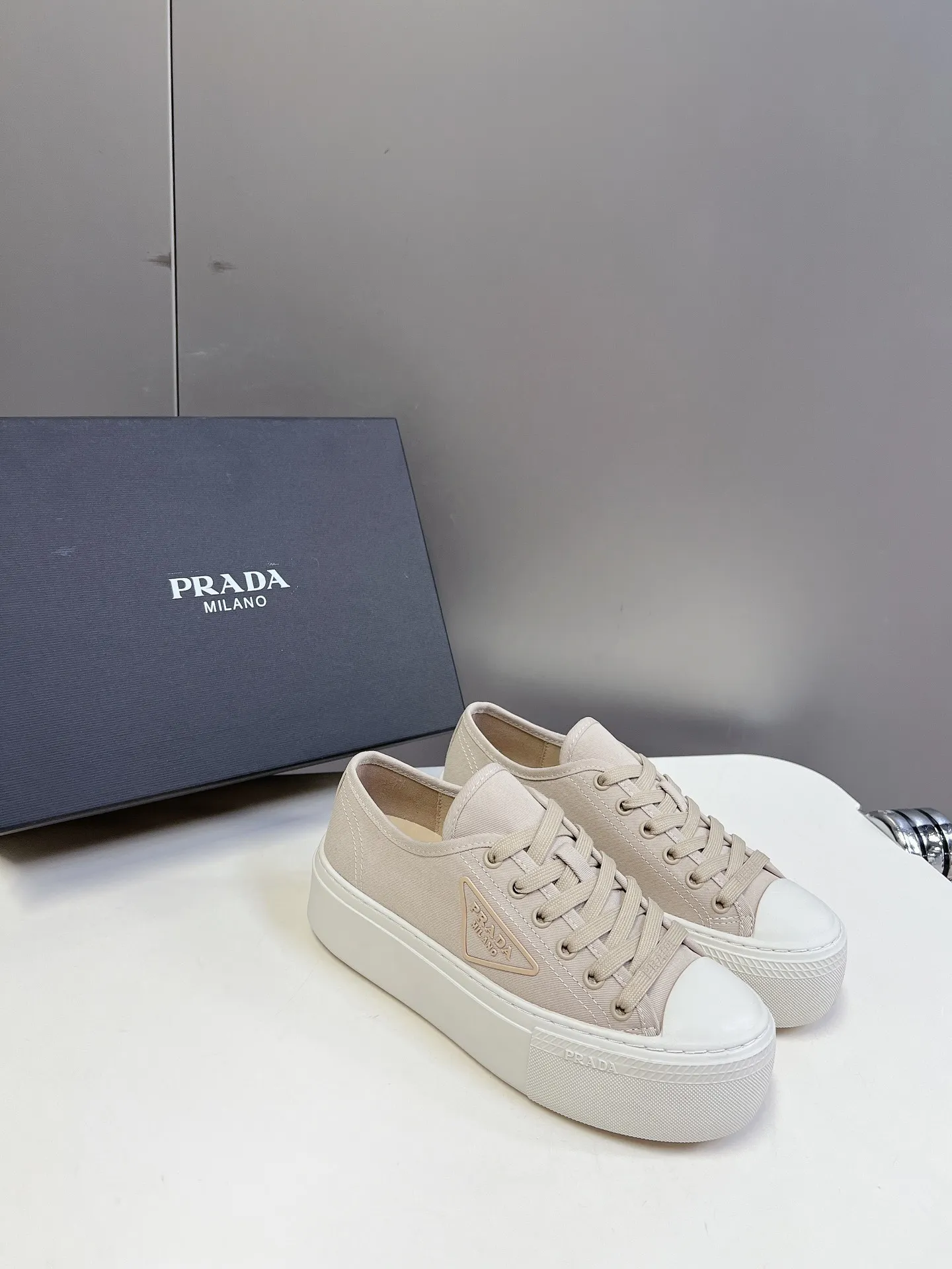 👟👟Ex-factory price 480👟👟 Women's Shoes Women's Clothing Prada Prada Canvas Shoes Technical Canvas Latest Black Technology After a few years, Prada has brought us beautiful biscuit shoes again. A must-have item that fashionistas must not miss. There are no complicated decorations, and the texture is very vintage. The purity and minimalism are neat and poetic. The latest canvas adds a casual touch.  Upper: original technical canvas. Short foot pad: sheepskin. Outsole: Eva ultra-light foam. Outsole height 4CM. Size: #35-41 (customized for 40 units, non-refundable).